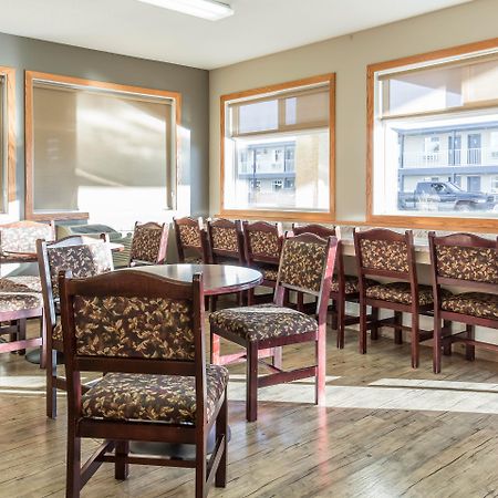 Empire Inn & Suites Penhold エクステリア 写真
