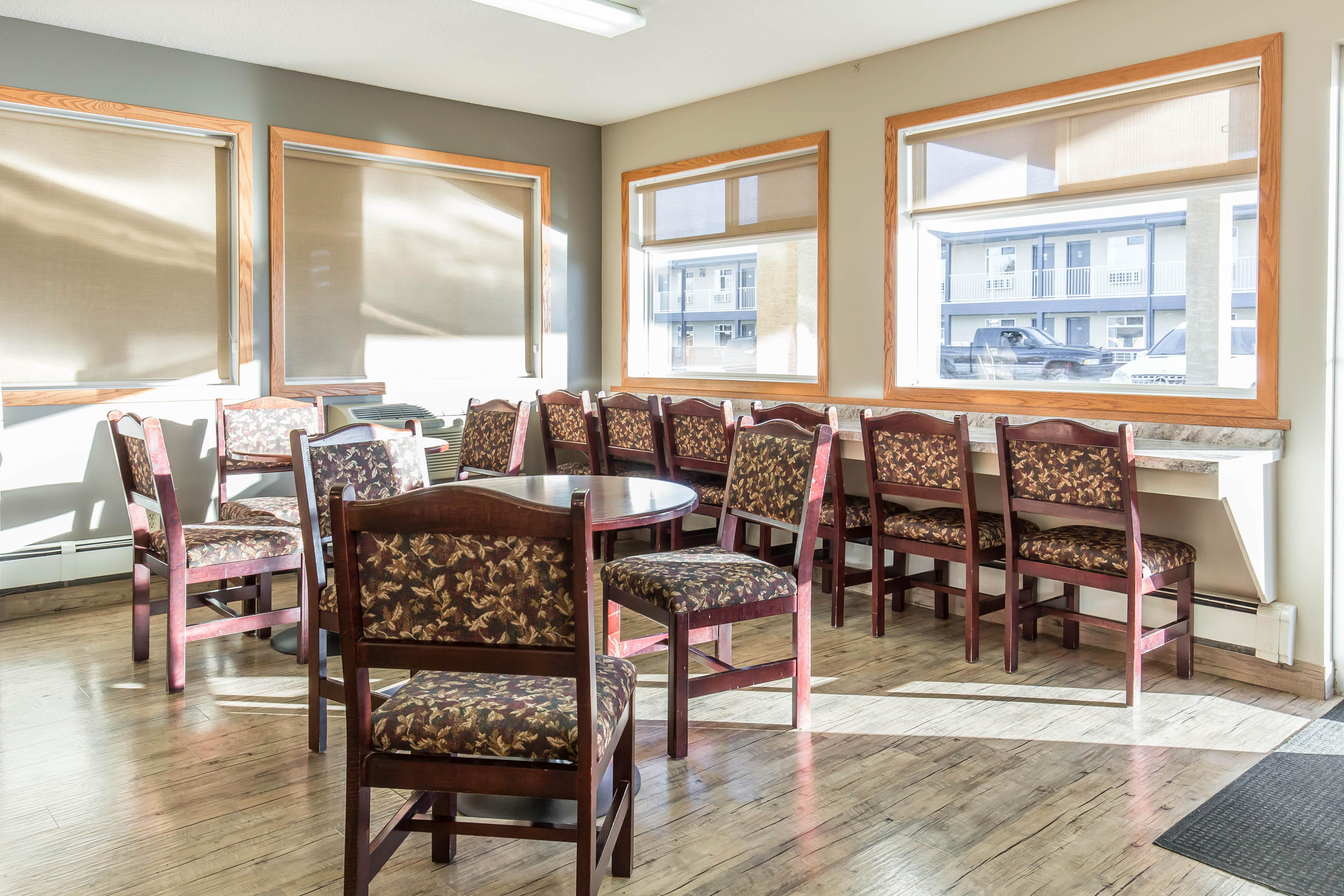 Empire Inn & Suites Penhold エクステリア 写真