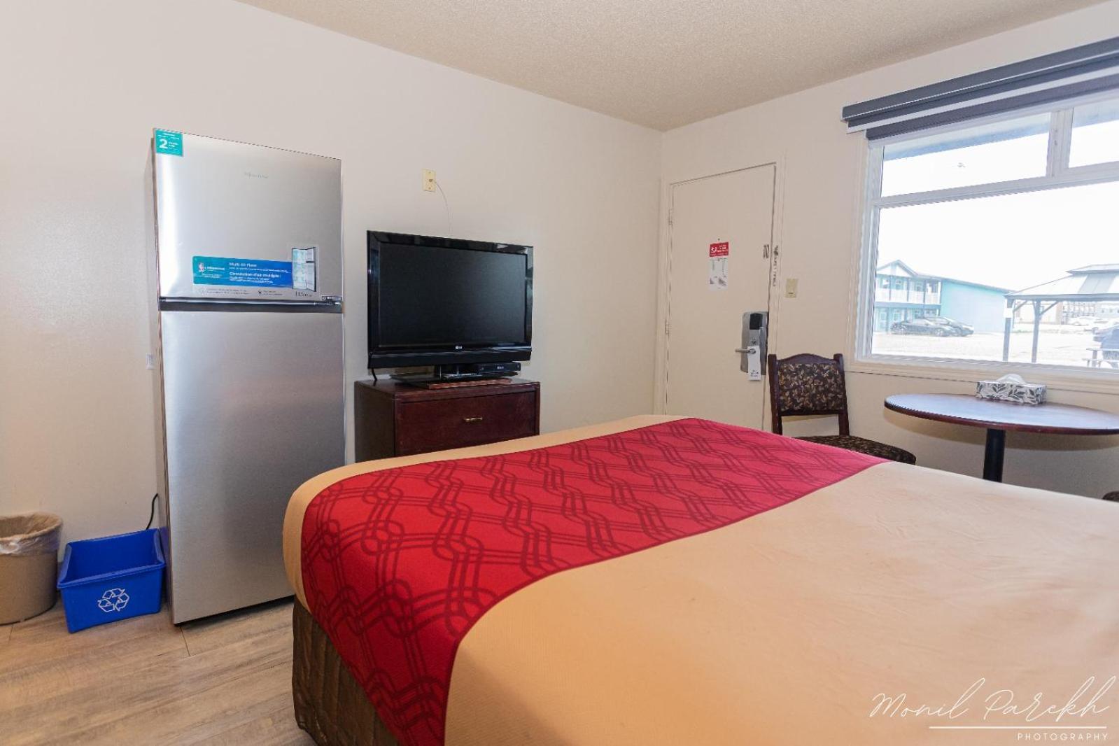 Empire Inn & Suites Penhold エクステリア 写真