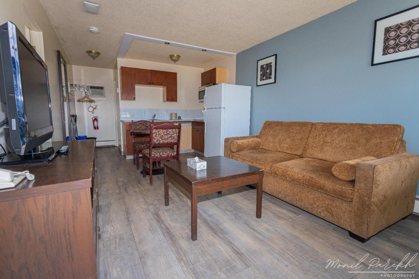 Empire Inn & Suites Penhold エクステリア 写真