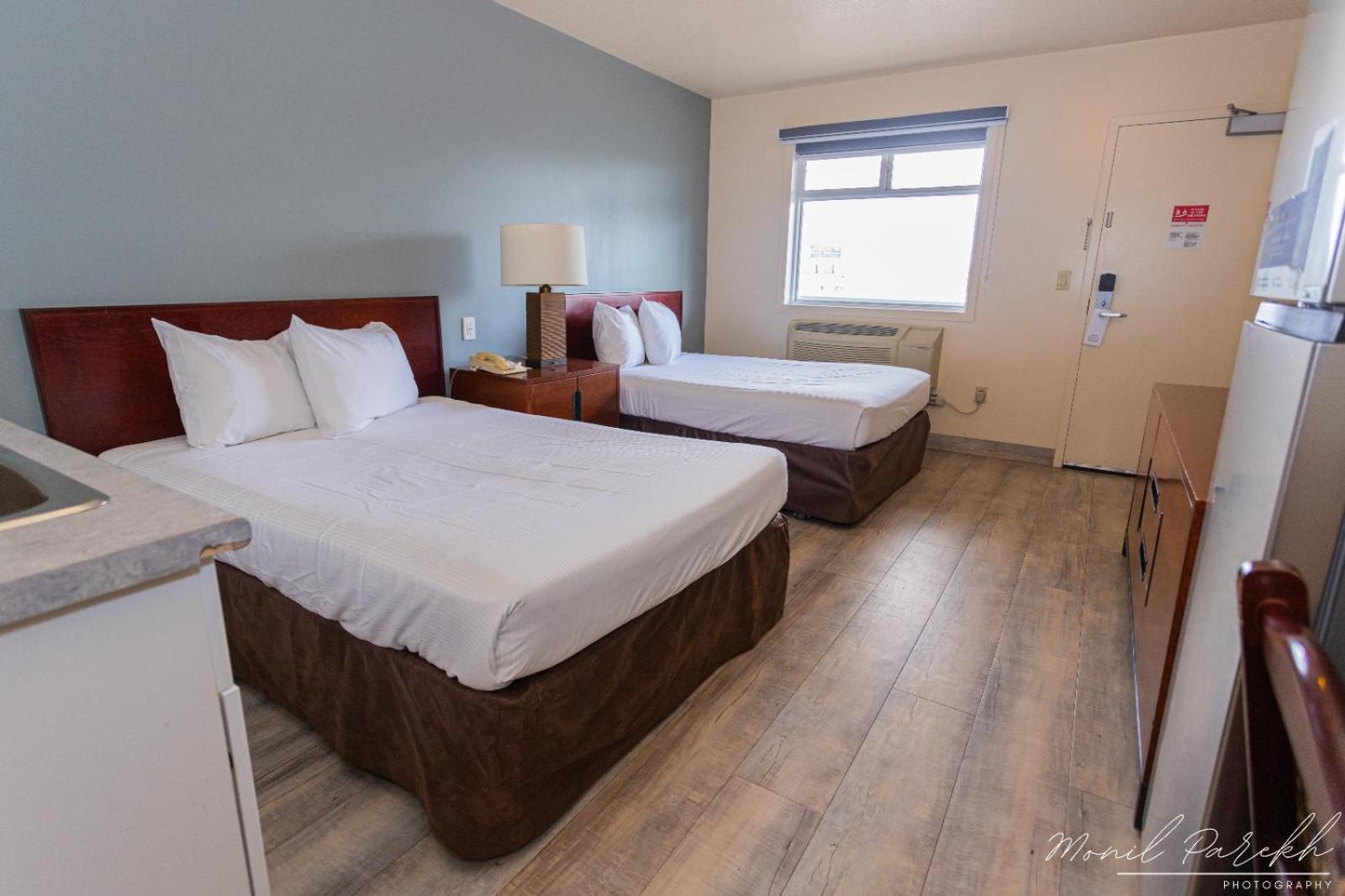 Empire Inn & Suites Penhold エクステリア 写真