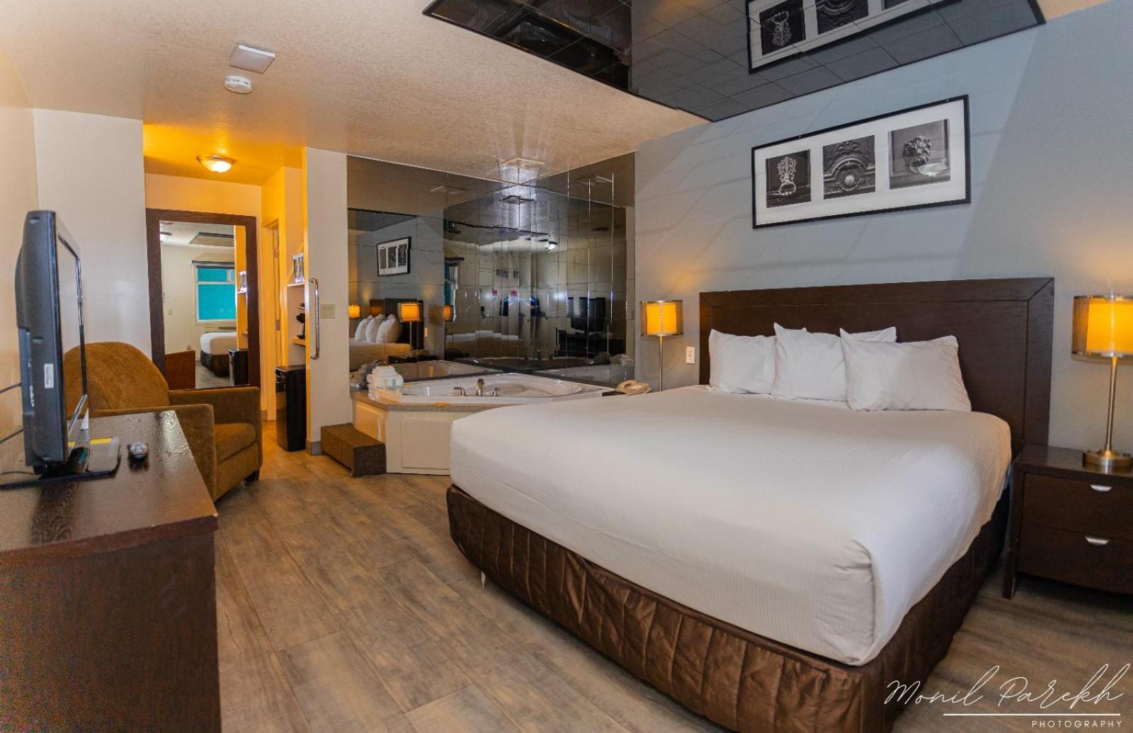 Empire Inn & Suites Penhold エクステリア 写真