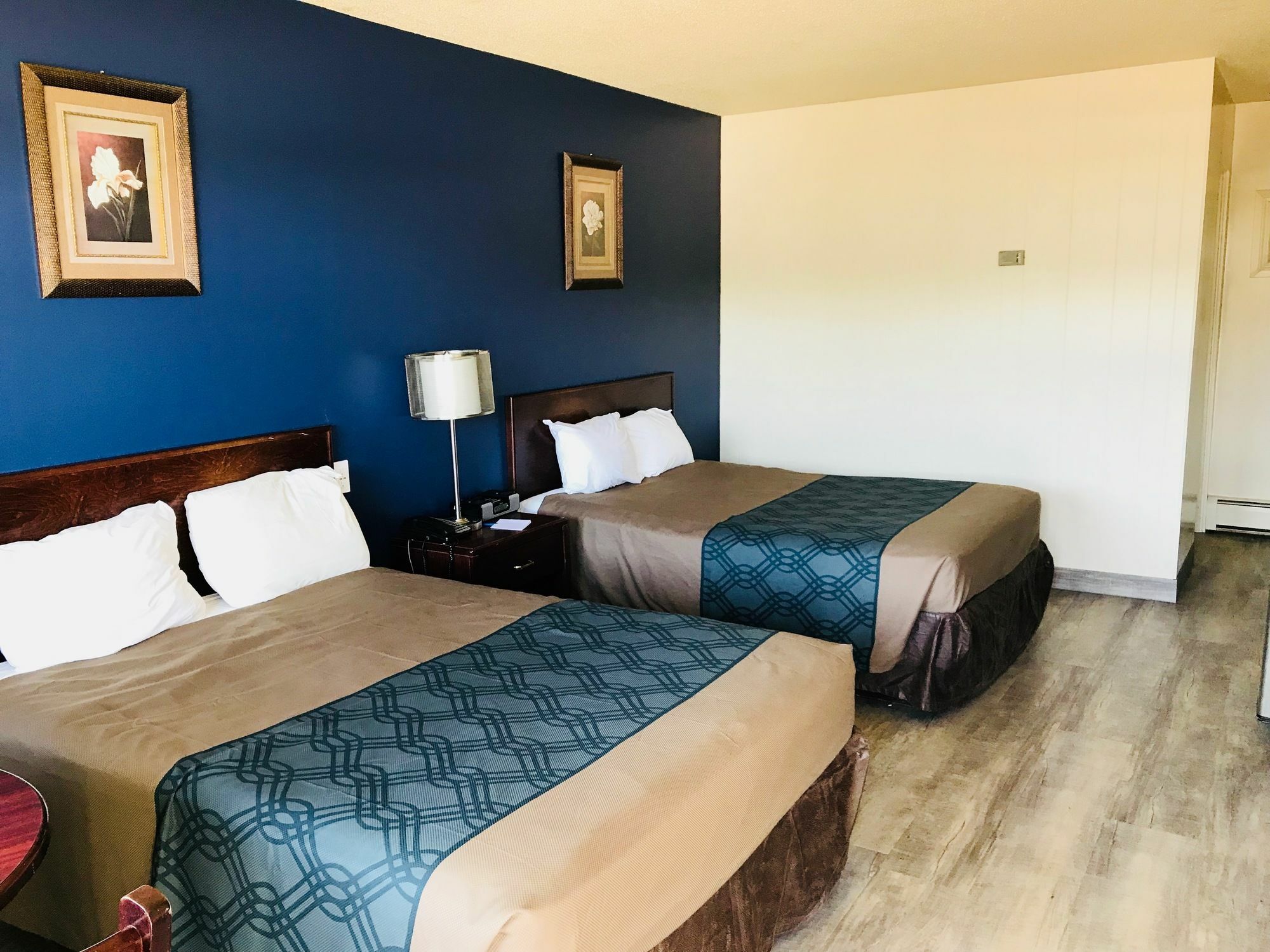 Empire Inn & Suites Penhold エクステリア 写真