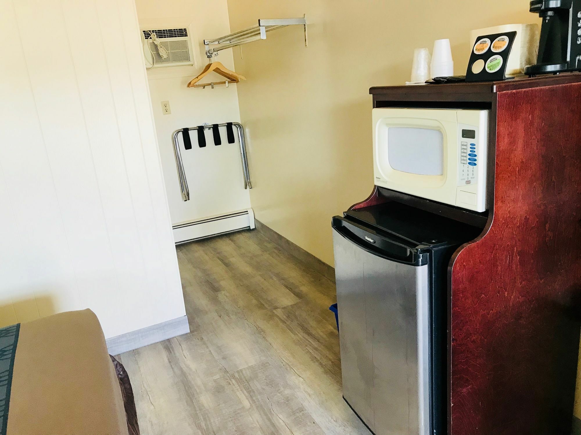 Empire Inn & Suites Penhold エクステリア 写真