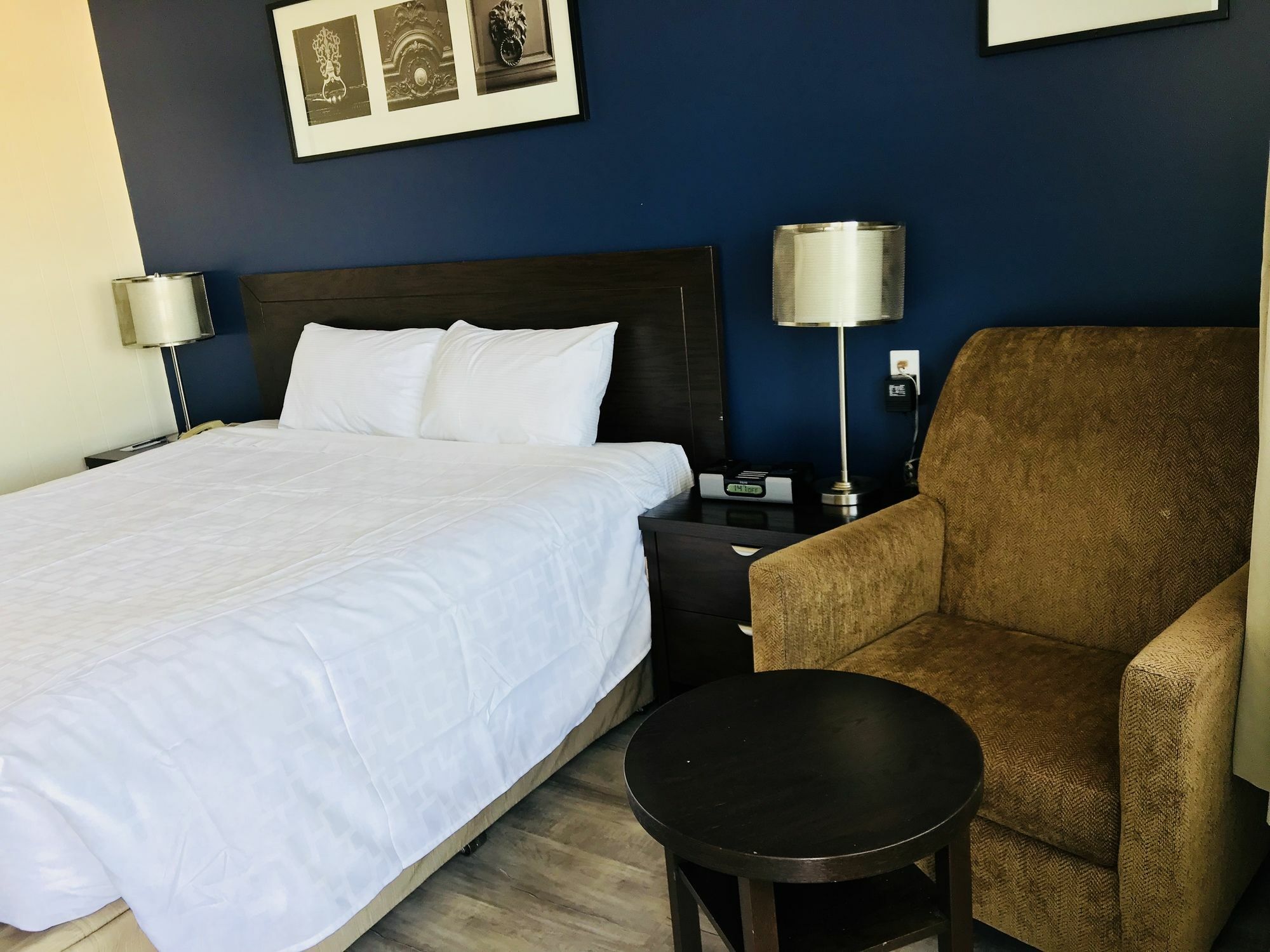 Empire Inn & Suites Penhold エクステリア 写真