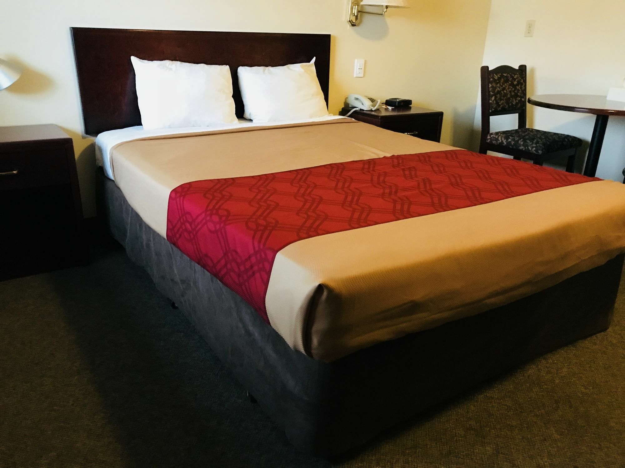 Empire Inn & Suites Penhold エクステリア 写真