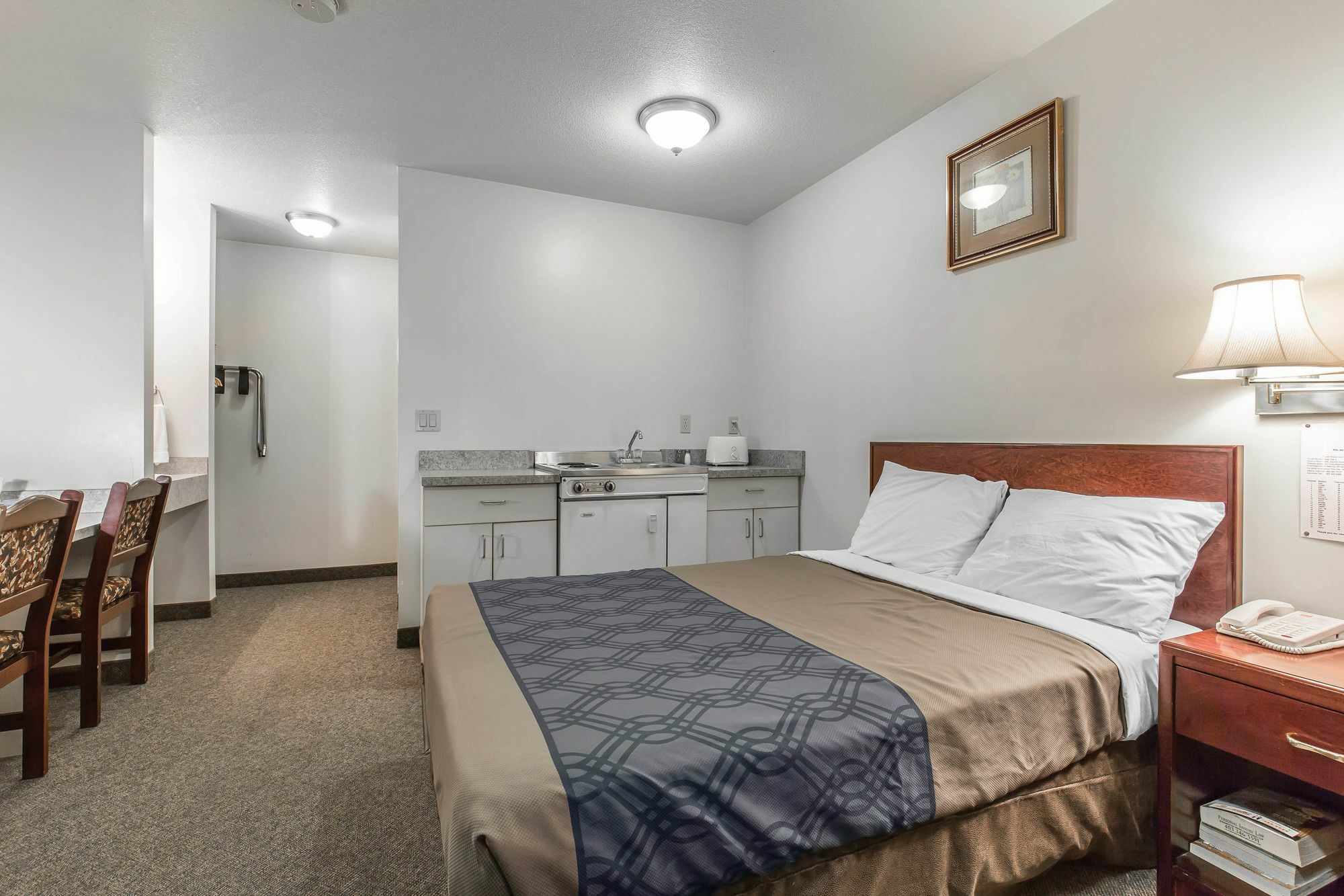 Empire Inn & Suites Penhold エクステリア 写真