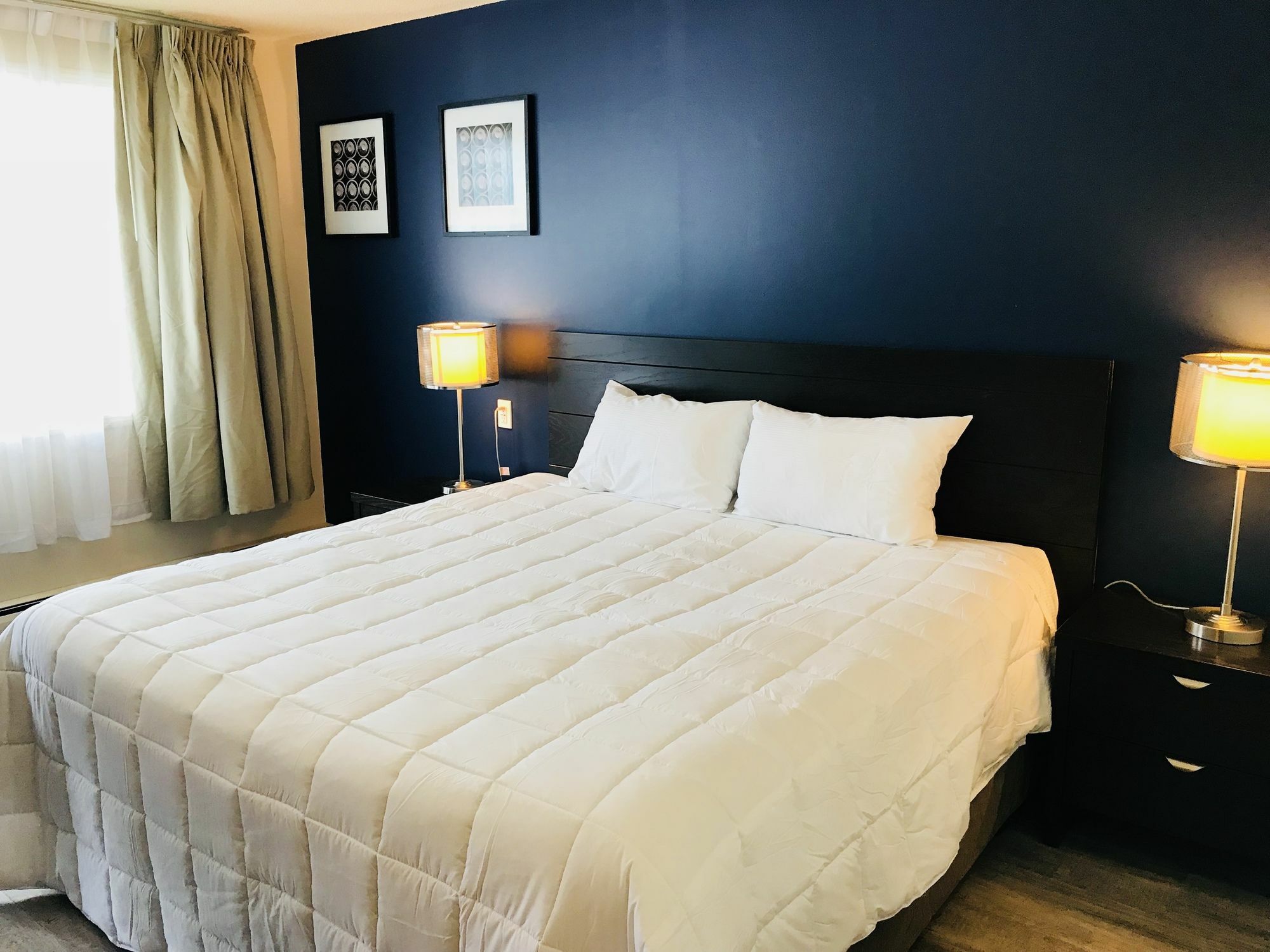 Empire Inn & Suites Penhold エクステリア 写真